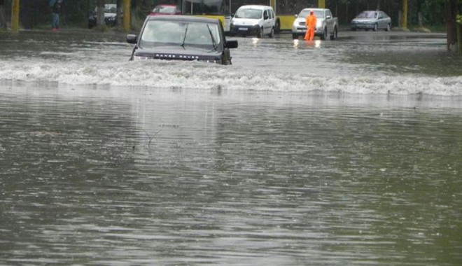 Ploaia torențială a blocat străzile și a inundat zeci de gospodării - ploaieconstanta-1337543725.jpg