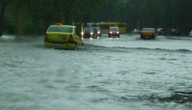 Ploaia torențială a blocat străzile și a inundat zeci de gospodării - ploaieconstanta2-1337543706.jpg