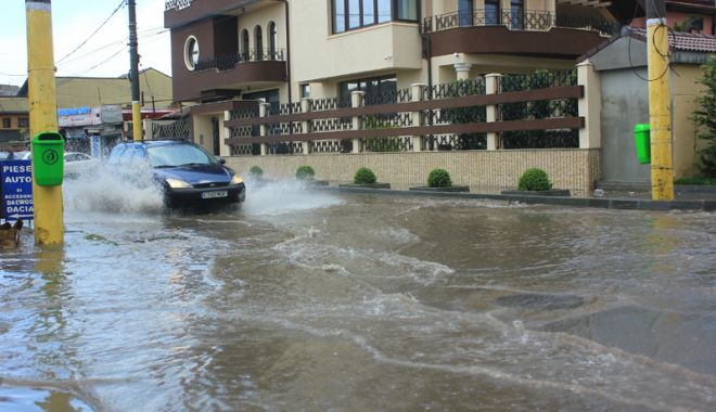 Vremea rea face ravagii, la Constanța! Copaci la pământ, blocuri și străzi inundate - ploaieinundatii301464531436-1700316599.jpg