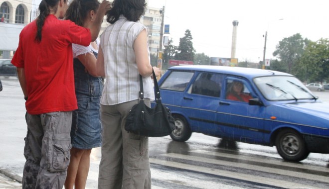 Week-end cu furtună, la Constanța! - ploaieoamenitrecerepietoni1-1372347746.jpg