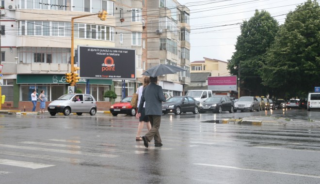 Cum va fi vremea astăzi, la Constanța - ploaieoamenitrecerepietoni2-1382081502.jpg