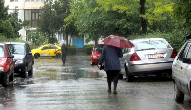 Vin furtunile și ploile, pe litoral - ploaieoameniumbrele-1346004707.jpg