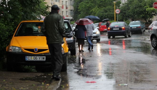 ANM / Averse abundente și temperaturi ridicate, până la jumătatea lunii iunie - ploaieoameniumbrele7-1338907804.jpg