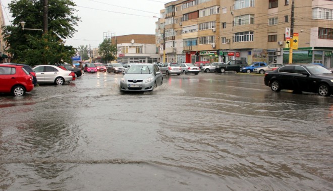Inundații în mai multe zone ale Constanței, după o furtună torențială abătută peste oraș - ploaietorentialabaltoci1-1369409302.jpg