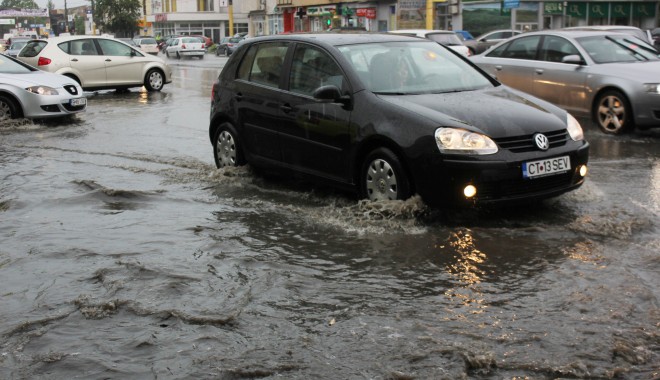 SFATURI cum să circulați cu MAȘINA pe ploaie! - ploaietorentialabaltoci14-1380453861.jpg