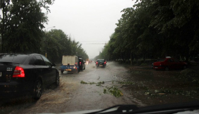 Cod portocaliu de furtuni. Două gospodării inundate în localitatea Lumina - ploaietorentialabaltoci151369409-1380620040.jpg