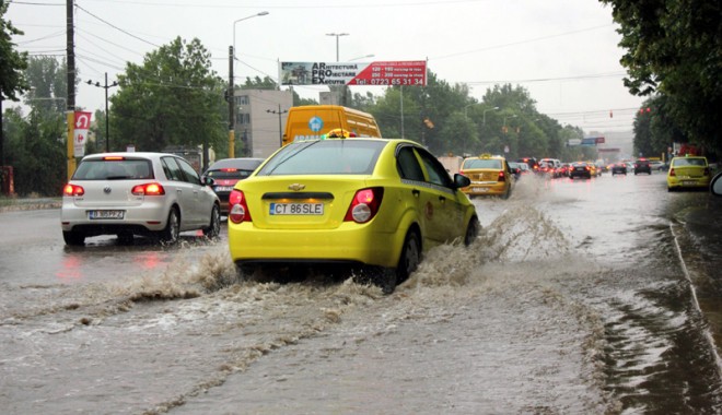 Inundații în mai multe zone ale Constanței, după o furtună torențială abătută peste oraș - ploaietorentialabaltoci22-1369409287.jpg