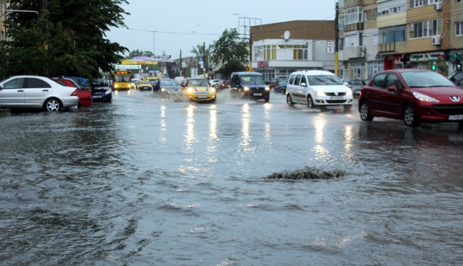 Inundații în mai multe zone ale Constanței, după o furtună torențială abătută peste oraș - ploaietorentialabaltoci5-1369409310.jpg