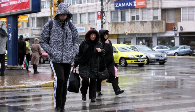 Vreme caldă, dar mohorâtă,  astăzi, la Constanța - ploaieumbrelavremeploioasa7-1363016097.jpg
