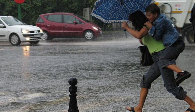 COD GALBEN LA CONSTANȚA/ Meteorologii au extins avertizarea de ploi torențiale și în sud-estul țării - ploi-1337761291.jpg