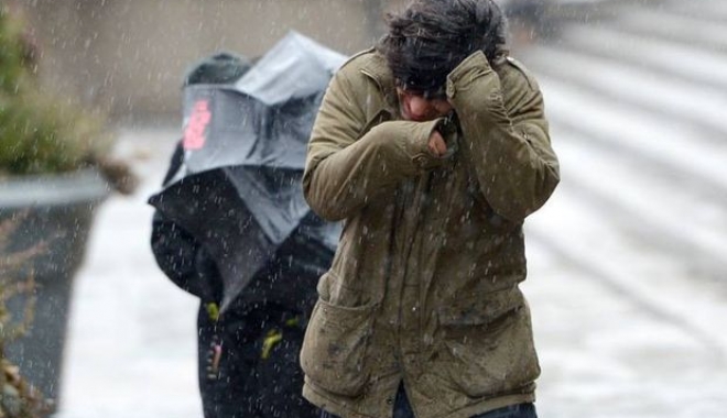 ROMÂNIA INTRĂ SUB AVERTIZARE METEO DE VREME REA. Ne așteaptă NINSORI și VÂNT PUTERNIC - ploi-1477651525.jpg