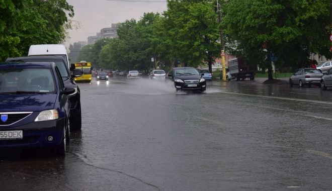 Ploi abundente și vânt puternic, la Constanța. Unde puteţi suna dacă aveţi probleme - ploi-1623752255.jpg