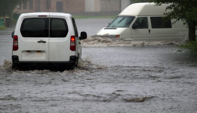 Vestul țării, lovit de fenomene meteo extreme: inundații, vijelii și grindină ”gigant” - ploi-1626417634.jpg