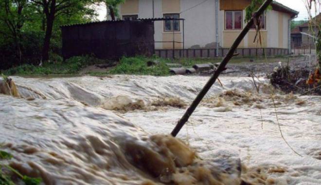 Ploi puternice și alunecări de teren. Cel puțin 5 morți și 13 răniți - ploiinundatiiapa75796200-1438671563.jpg