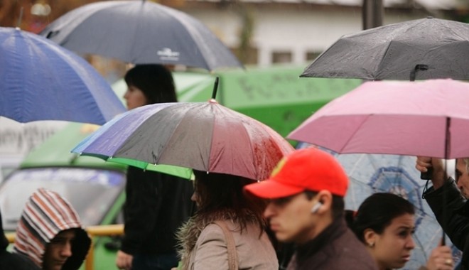 Pregătiți-vă umbrelele! Iată cum va fi VREMEA săptămâna aceasta, la Constanța! - ploiumbrele-1351504830.jpg