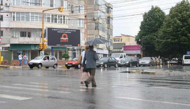 Ploi, nori și maxime de 23 de grade Celsius, astăzi, la Constanța - ploivreme-1439910215.jpg