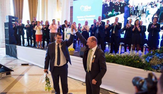 Traian Băsescu a predat ștafeta PMP. Eugen Tomac, noul președinte - pmpbasescusitomac-1529236288.jpg
