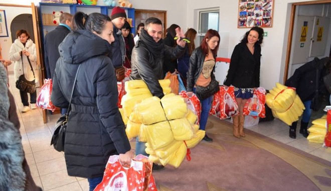 Sărbătoarea iernii îi aduce pe tinerii liberali mai aproape de copii - pnl-1386583377.jpg