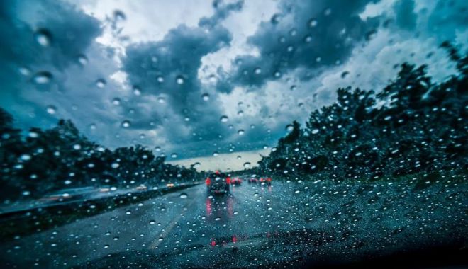 PLOAIE TORENȚIALĂ PE A2 BUCUREȘTI-CONSTANȚA! Atenție cum circulați! Risc de acvaplanare