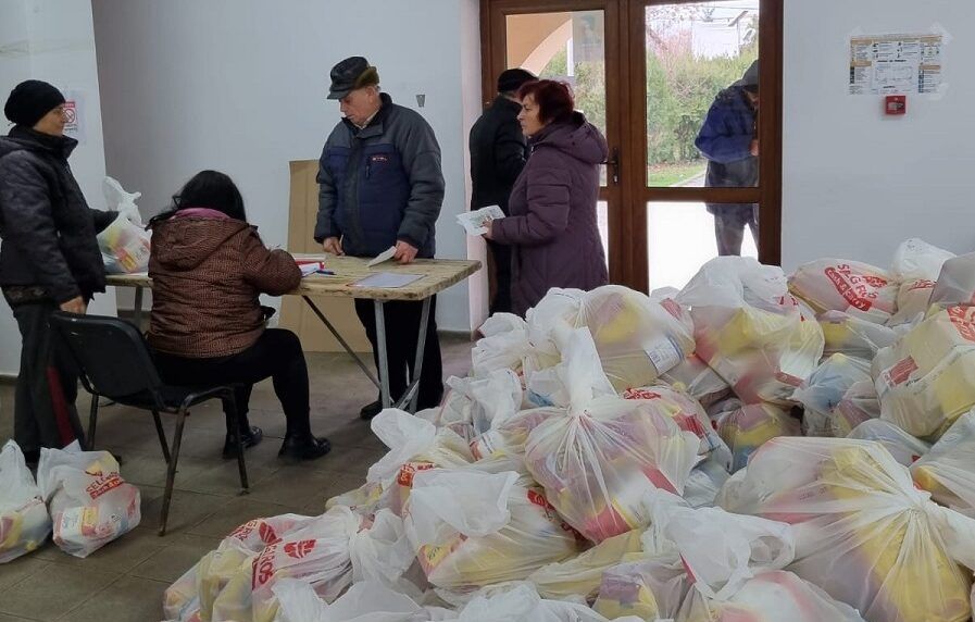 Primăria Poarta Albă a oferit pachete de Crăciun pentru pensionarii din localitate