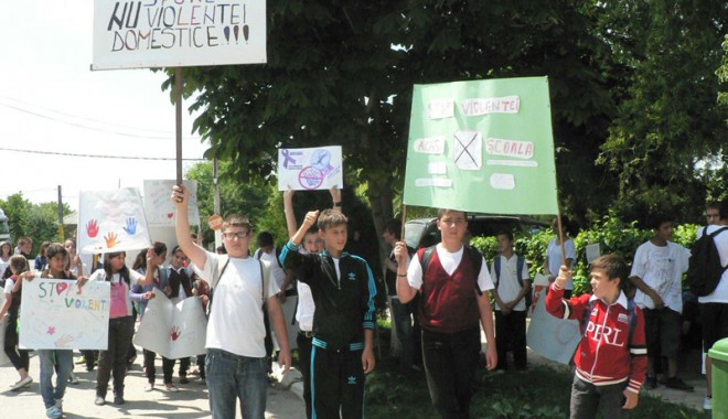 Marș împotriva violenței  la Poarta Albă - poartaalba-1340038388.jpg