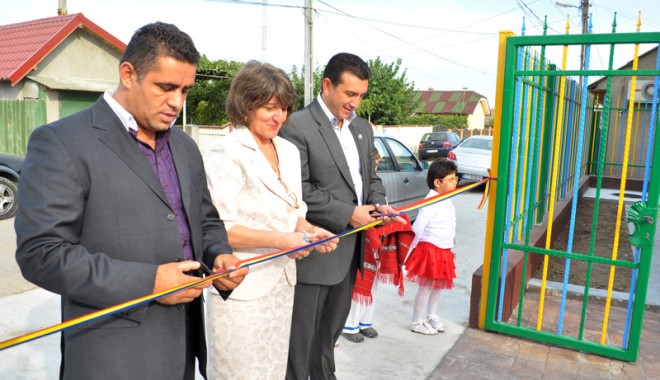 Grădiniță modernă ridicată într-un an de zile - poartaalba4-1315509398.jpg