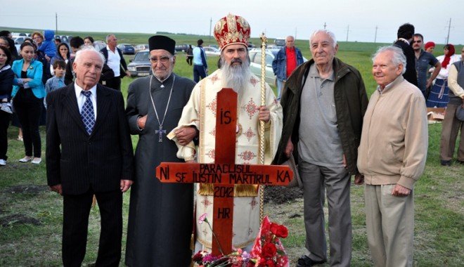 S-a sfințit locul mănăstirii închinate martirilor de la Canal - poartaalba9-1338835493.jpg