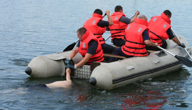 BĂRBAT MORT ÎN CONDIȚII SUSPECTE, la Ecluza din Năvodari - poartaalbainecatcanalpompierisal-1468826892.jpg