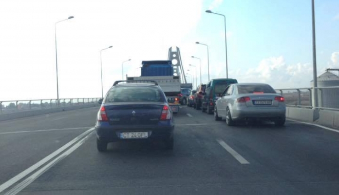 A ÎNCEPUT HAOSUL! Șoferii pierd zeci de minute pe podul cel nou de la Agigea - pod-1473667672.jpg