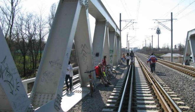 Circulația trenurilor spre mare ESTE BLOCATĂ. Două persoane S-AU ELECTROCUTAT pe Podul CFR Herăstrău - pod-1560704794.jpg