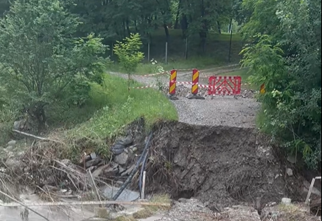 Foto - Sat rămas izolat după ce un pod a fost luat de viitură. Oamenii au rămas cu acces limitat