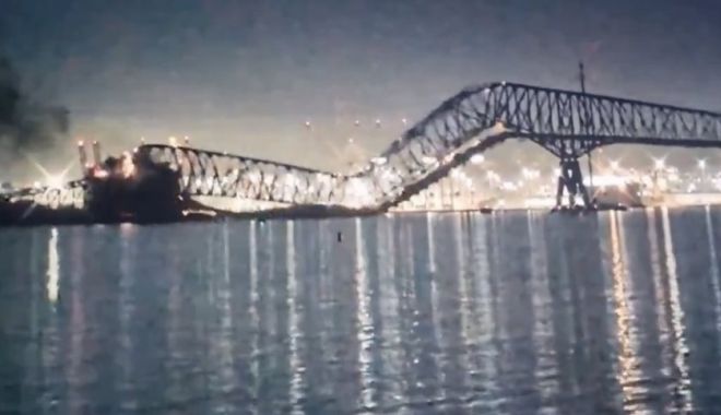 Momente de groază! POD PRĂBUŞIT, după ce a fost lovit de o navă! 20 de oameni sunt daţi dispăruţi