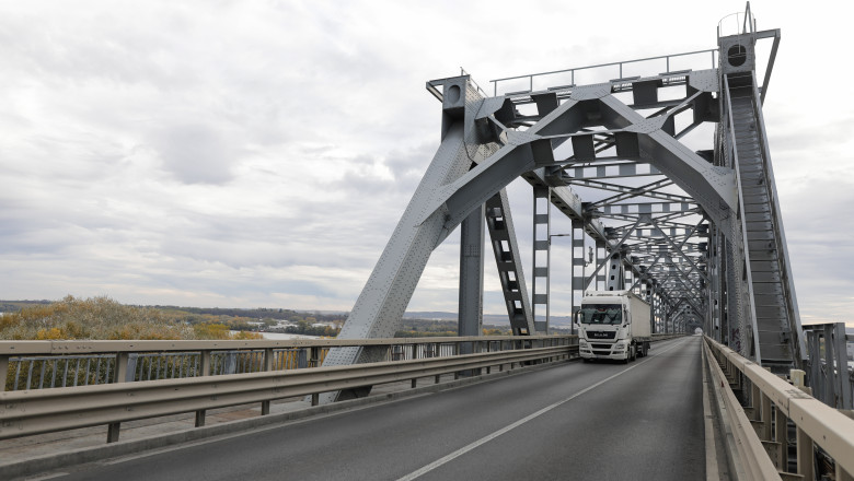 Restricții totale pe Podul Prieteniei. Șoferii care merg în Bulgaria trebuie să își schimbe traseul