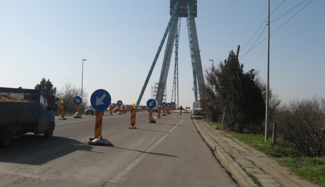 De astăzi, de la ora 18, mașinile cu tonaj mai mare de cinci tone nu mai au voie pe podul de la Agigea! - podagigea11333565708-1343290673.jpg