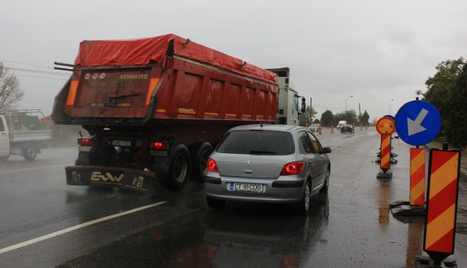 Ce pățesc șoferii vehiculelor de peste 3,5 tone care trec pe podul de la Agigea - podagigea18-1380613515.jpg