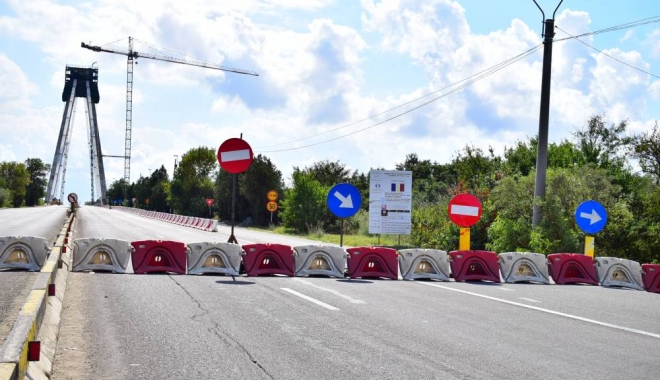 BĂTAIA DE JOC continuă pe PODUL AGIGEA. CNADNR spune că SE LUCREAZĂ DE ZOR, pe pod NICI URMĂ de MUNCITOR SAU UTILAJ - podagigea41473836729-1474380750.jpg