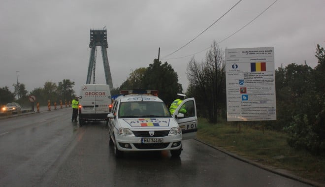 Podul Agigea va fi închis, mâine, până la prânz - podagigeamicrobuzecalatori38-1383564722.jpg