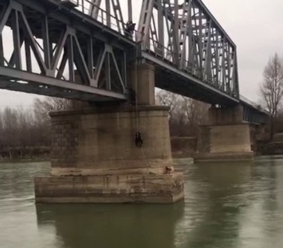 VIDEO. GEST EMOȚIONANT al pompierilor. Au salvat un câine de la pieire - poddd-1489395819.jpg
