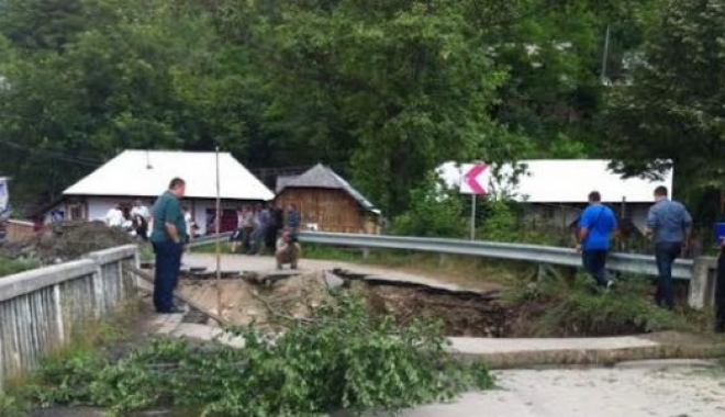 Un POD s-a SURPAT. 20 de oameni au căzut în apă - podetruptprahova86729100-1464522939.jpg