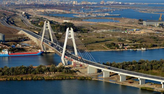 Galerie foto. Podul rutier la kilometrul 0+540 al Canalului Dunăre-Marea Neagră, la final. Cum arată cel mai mare pod hobanat din România - podfinal2-1415707284.jpg