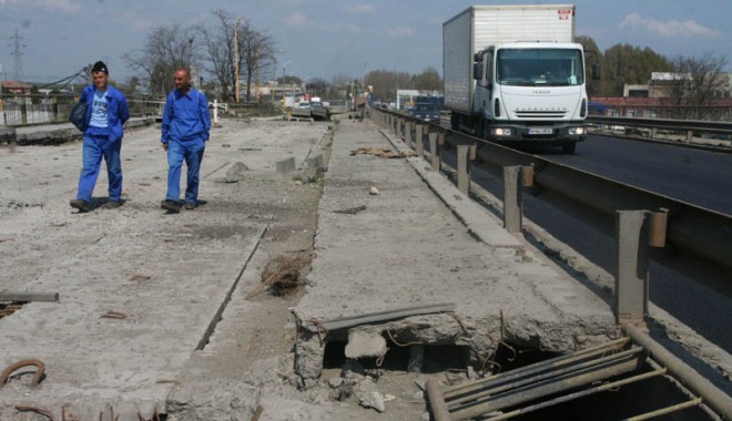 Mazăre a scăpat de grija reabilitării Podului IPMC - podipmc997-1348168039.jpg