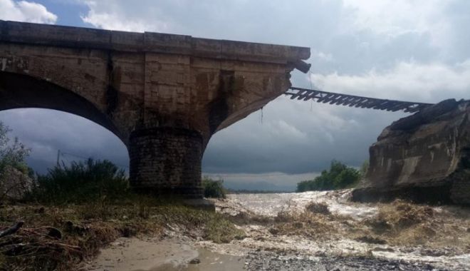 GALERIE FOTO / Prăpăd în județul Brașov, un pod CFR s-a rupt - podrupt155360800-1530372224.jpg