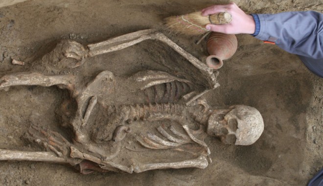 EXCLUSIV: Ritualuri magice descoperite pe Autostrada Soarelui - poianaarheologicimitirepocaroman-1335370348.jpg