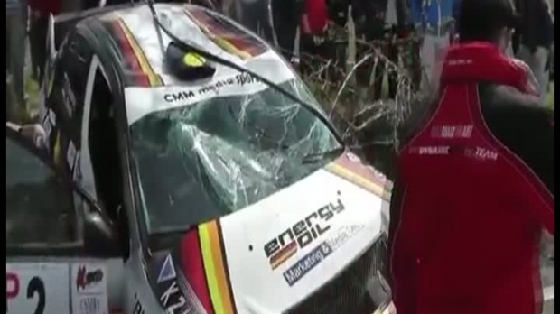 O mașină s-a făcut bucăți într-o curbă. Trei victime - poic25002500-1465663245.jpg