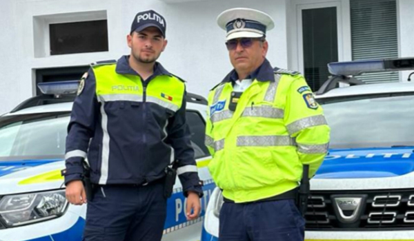 Doi polițiști de la rutieră, eroi pentru doi oameni cărora le-a luat foc casa