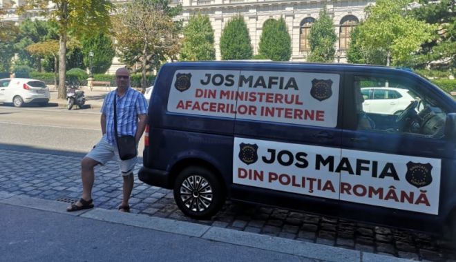 Un poliţist din Neamț, plecat în concediu, face un tur al Europei cu o mașină pe care scrie "Jos mafia din Poliţia Română"