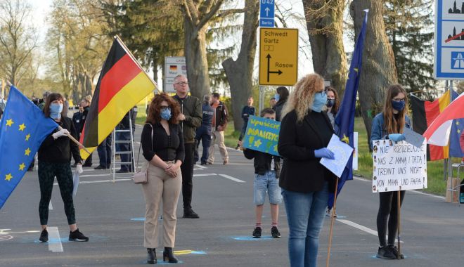 Sute de persoane au protestat în câteva orașe din Germania împotriva izolării - polandprotestborder-1588447808.jpg