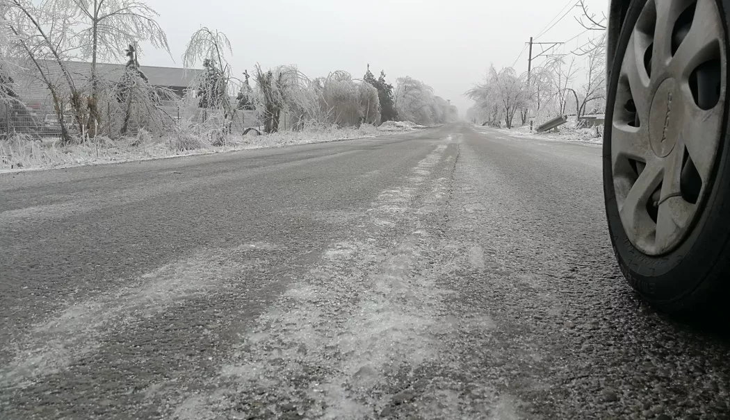Polei periculos în Constanța. Mașini răsturnate și drumuri alunecoase - polei-1771663546.webp