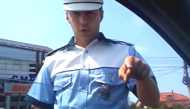 Glumele proaste cu polițiști  îți aduc… dosare penale! - poli-1345154618.jpg