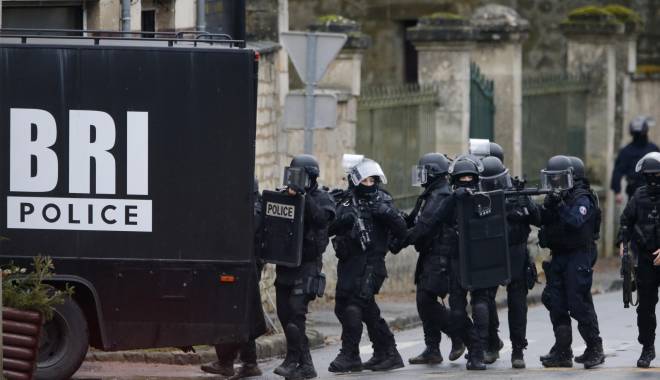 Alerte cu bombă la șase licee din Paris - police-1453811585.jpg